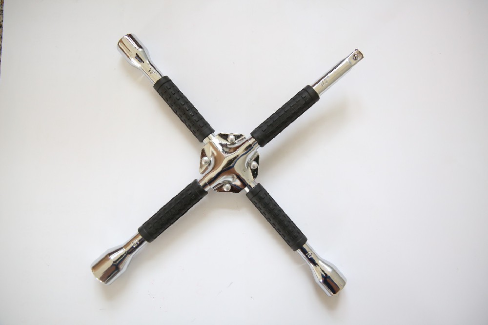 Features of socket cross spanner